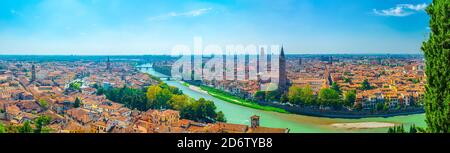 Panorama del centro storico di Verona, ponti sul fiume Adige, Basilica di Santa Anastasia, edifici medievali con tetti in tegole rosse, Regione Veneto, Italia. Vista panoramica sulla città di Verona Foto Stock