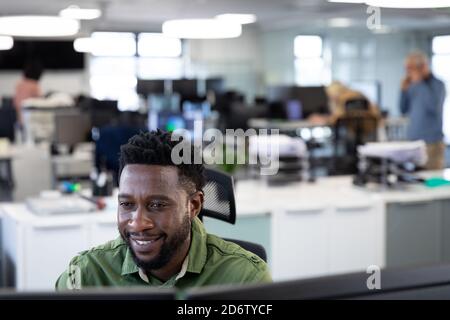 Uomo d'affari seduto sulla scrivania in un ufficio moderno Foto Stock