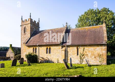 Luce serale sulla chiesa di St James nel villaggio di Cutsdean, Gloucestershire UK - la torre è probabilmente 14 ° secolo. Foto Stock