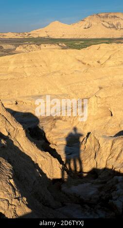 Accoppia le ombre su dune assolate in un deserto Foto Stock