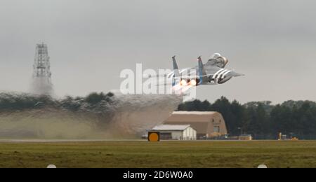 494th 'Black Panthers' innestare la piena potenza con dopo bruciatori accesi Per il decollo a RAF Lakenheath (Heritage Livery Jet) Foto Stock