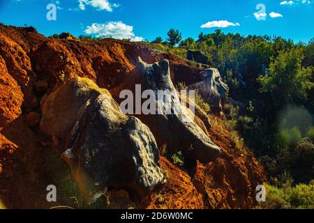 Roccia erosa con forme arrotondate in terra rossa Foto Stock