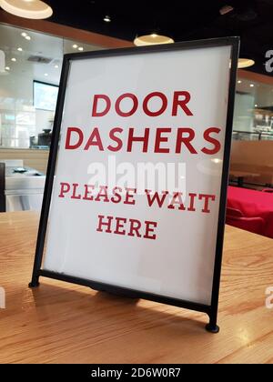 Primo piano del cartello Reading Door Dashers vi preghiamo di attendere qui, facendo riferimento al servizio di consegna di cibo Doordash, in un ristorante ambientazione a Walnut Creek, California, 7 settembre 2020. () Foto Stock