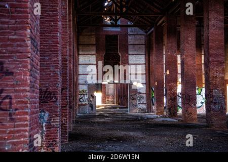 Interno del magazzino con grandi pareti in mattoni rossi Foto Stock