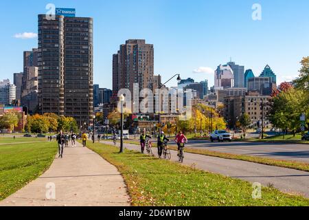 Montreal, Canada - 17 Ottobre 2020: Montreal Skyline da Park Avenue, nella stagione autunnale. Foto Stock