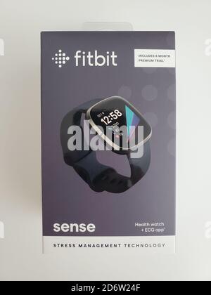 Primo piano della confezione dell'orologio intelligente Fitbit Sense su sfondo bianco, San Ramon, California, 22 settembre 2020. () Foto Stock