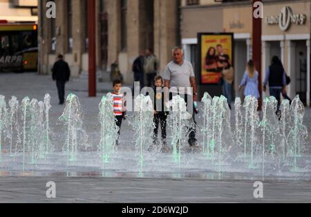 Getti d'acqua nella piazza principale di Maribor In Slovenia Foto Stock