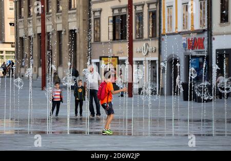 Getti d'acqua nella piazza principale di Maribor In Slovenia Foto Stock