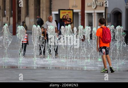 Getti d'acqua nella piazza principale di Maribor In Slovenia Foto Stock