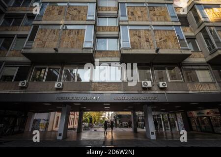 BELGRADO, SERBIA - 28 APRILE 2019: Edificio principale dell'Università di Belgrado, con facoltà di filosofia. Chiamato anche univerzitet u Beogradu, è il ma Foto Stock