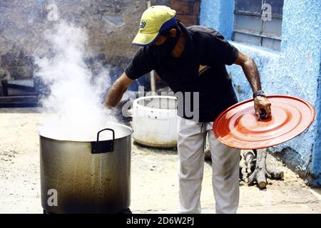 Valencia, Carabobo, Venezuela. 17 Ott 2020. Didascalia: 17 ottobre 2020.Neighbours intraprende il lavoro sociale alimentando con l'aiuto dei commercianti nel settore, gli anziani più bisognosi nella federazione di quartiere della parrocchia Miguel PeÃ±a, a sud della città di Valencia. Carabobo state, Venezuela - Photo: Juan Carlos Hernandez Credit: Juan Carlos Hernandez/ZUMA Wire/Alamy Live News Foto Stock