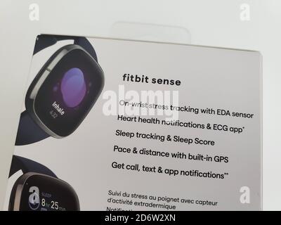 Primo piano della confezione dell'orologio intelligente Fitbit Sense su sfondo bianco, San Ramon, California, 22 settembre 2020. () Foto Stock