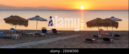 Bellissima alba su una spiaggia di sabbia a Rodi Foto Stock