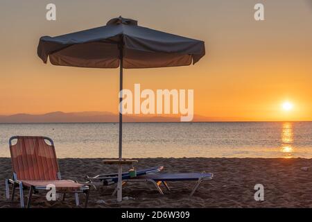 Bellissima alba su una spiaggia di sabbia a Rodi Foto Stock