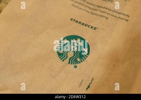 Primo piano del logo Starbucks sulla borsa di carta, San Ramon, California, 9 settembre 2020. () Foto Stock