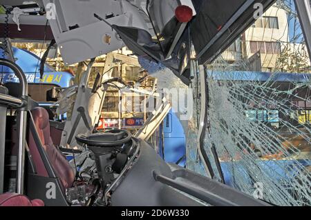 Si è schiantato l'autobus nel centro di Seoul, Corea del Sud Foto Stock