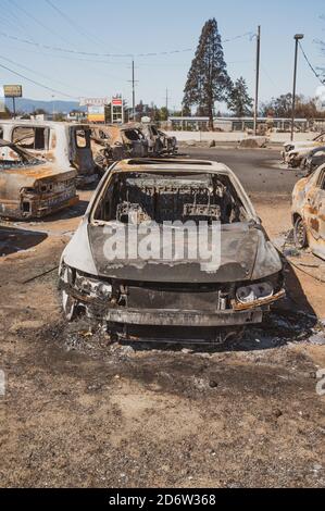Ha bruciato auto a Phoenix, Oregon, dopo il devastante incendio di Almeda Foto Stock