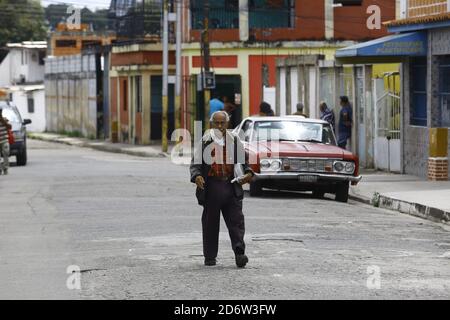 Valencia, Carabobo, Venezuela. 17 Ott 2020. Didascalia: 17 ottobre 2020.Neighbours intraprende il lavoro sociale alimentando con l'aiuto dei commercianti nel settore, gli anziani più bisognosi nella federazione di quartiere della parrocchia Miguel PeÃ±a, a sud della città di Valencia. Carabobo state, Venezuela - Photo: Juan Carlos Hernandez Credit: Juan Carlos Hernandez/ZUMA Wire/Alamy Live News Foto Stock