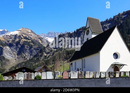 Chiesa del villaggio di Elm e Martinsloch hole, Glarus, Svizzera Foto Stock