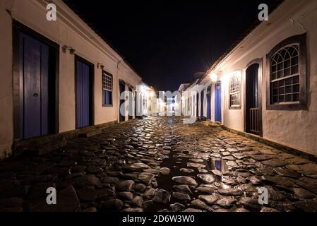 Empty Street nel centro storico di Paraty di notte Foto Stock