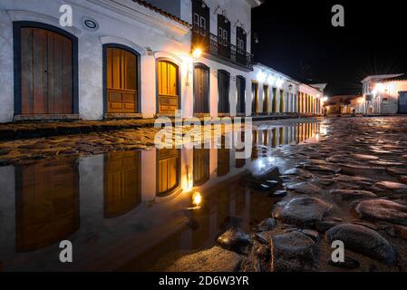 Empty Street nel centro storico di Paraty di notte Foto Stock