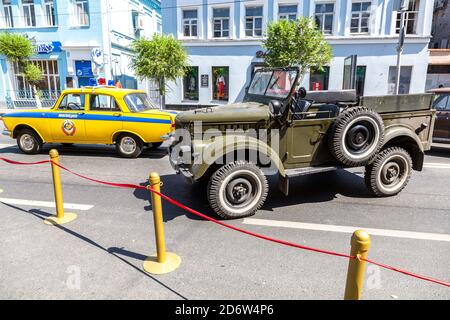 Samara, Russia - 12 giugno 2019: Automobile di polizia sovietica d'epoca Moskvich 412 e veicolo fuoristrada GAZ 69 parcheggiati sulla strada della città Foto Stock