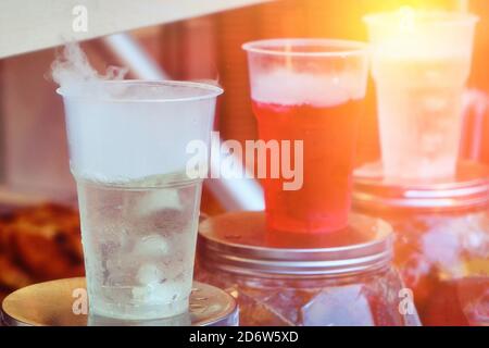 Bevande analcoliche nella caffetteria estiva. Soda fredda venduta in una giornata calda all'aperto. Succhi di colori luminosi con cubetti di ghiaccio. Foto Stock