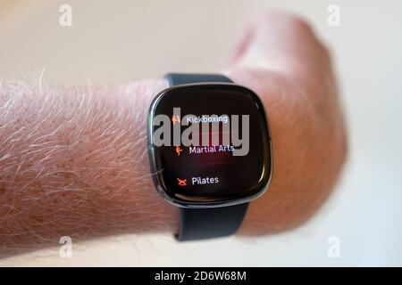 Tracciamento dell'esercizio sul dispositivo indossabile dell'orologio intelligente Fitbit Sense Health tracking, San Ramon, California, 22 settembre 2020. () Foto Stock