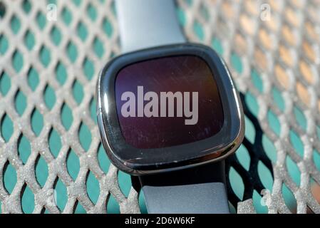 Guarda il viso sul dispositivo indossabile per l'orologio intelligente Fitbit Sense Health tracking, San Ramon, California, 22 settembre 2020. () Foto Stock