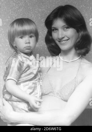 Butlins Filey, North Yorkshire, Inghilterra, Regno Unito. 1975-1977 Archivio immagini di vacanzieri e redcoats a Butlins Filey, vincitore del concorso della principessa di festa, ha vinto anche il concorso di madre e figlia Foto Stock