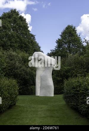 KINGS LYNN, REGNO UNITO - 07 agosto 2019: Henry Moore's The-Arch-2019 a Houghton Hall durante una mostra Foto Stock