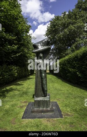 KINGS LYNN, REGNO UNITO - 07 agosto 2019: La scultura Upright-Motive-No-8-1 di Henry Moore a Houghton Hall nel 2019 Foto Stock