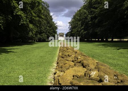 KINGS LYNN, REGNO UNITO - 07 agosto 2019: Una linea in Norfolk di Richard Long che conduce alla torre dell'acqua a Houghton Hall Foto Stock