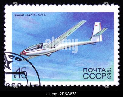 MOSCA, RUSSIA - 12 FEBBRAIO 2017: Un francobollo stampato in URSS dal numero 'Storia dei glider sovietici' mostra Glider Letuva LAK-12, Gegas e Shnek, 1 Foto Stock