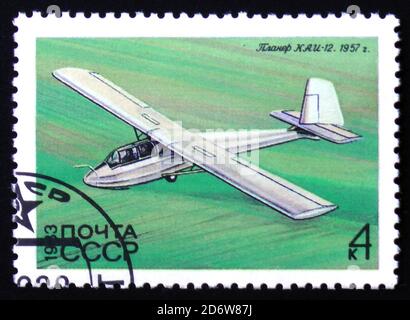 MOSCA, RUSSIA - 12 FEBBRAIO 2017: Un francobollo stampato in URSS dal numero 'Storia dei glider sovietici' mostra Glider KAI-12, Simonov, 1957, circa 1983 Foto Stock