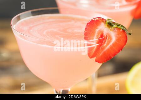 Rinfrescante Boozy Daiquiri fragola con Rum e Lime Foto Stock