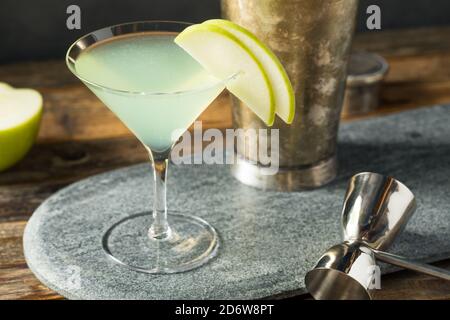 Cocktail Appletini rinfrescante con Vodka e Garnish Foto Stock