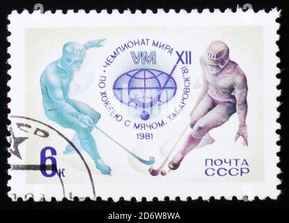 MOSCA, RUSSIA - 12 FEBBRAIO 2017: Un francobollo stampato in URSS mostra bandy giocatori dedicati alla Coppa del mondo a Khabarovsk 1981, circa 1981 Foto Stock