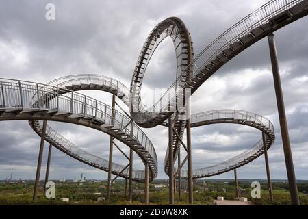 DUISBURG, GERMANIA - 17 ottobre 2020: DUISBURG, GERMANIA - 23 AGOSTO 2020: Tigre e tartaruga, punto di riferimento della metropoli Ruhr contro il cielo il 23 agosto 2020 in Foto Stock