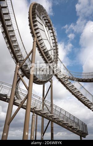 DUISBURG, GERMANIA - 17 ottobre 2020: DUISBURG, GERMANIA - 23 AGOSTO 2020: Tigre e tartaruga, punto di riferimento della metropoli Ruhr contro il cielo il 23 agosto 2020 in Foto Stock