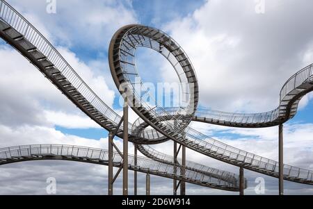 DUISBURG, GERMANIA - 17 ottobre 2020: DUISBURG, GERMANIA - 23 AGOSTO 2020: Tigre e tartaruga, punto di riferimento della metropoli Ruhr contro il cielo il 23 agosto 2020 in Foto Stock