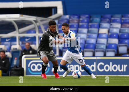 Ivan Sanchez (17) di Birmingham protegge la palla da Elias Kachunga (45) di Sheffield Mercoledì Foto Stock