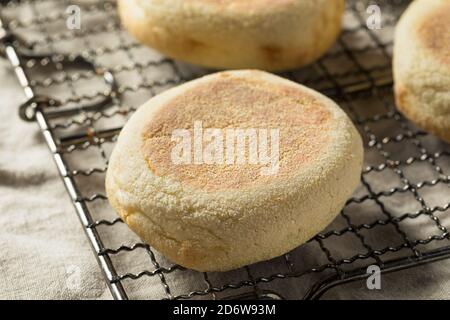 Muffin inglesi tostati fatti in casa con una linguetta di burro Foto Stock