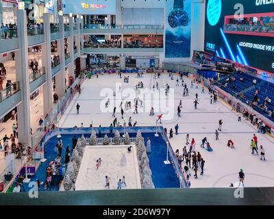 Interni e negozi del Dubai Mall, il più grande centro commerciale e l'iconica attrazione turistica nel centro di Dubai | pista di pattinaggio su ghiaccio di Dubai Foto Stock