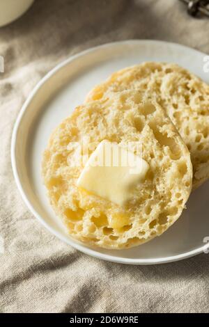 Muffin inglesi tostati fatti in casa con una linguetta di burro Foto Stock