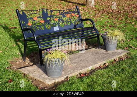 Panchina commemorativa per i soldati perduti, Pentyrch, Galles del Sud Foto Stock