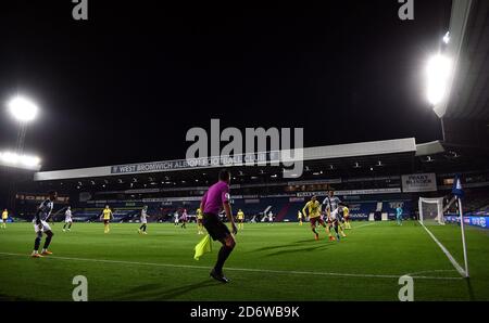 Vista generale dell'azione in campo con il Matheus Pereira di West Bromwich Albion sulla palla durante la partita della Premier League ai Hawthorns, West Bromwich. Foto Stock