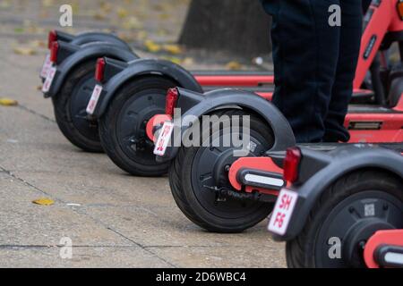 Voi electric e-scooters con le targhette di identificazione / di identificazione a Birmingham, Regno Unito per affrontare il comportamento antisociale sui dispositivi Foto Stock