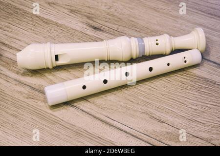 Bianco alto registratore flauto su un tavolo di legno, closeup Foto Stock