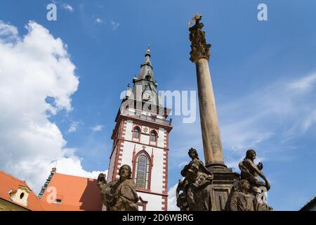 Torre turistica della Chiesa decana tardo gotica dell'Assunzione della Vergine Maria a Chomutov, Usti nad Labem regione, Krusne hory Foto Stock